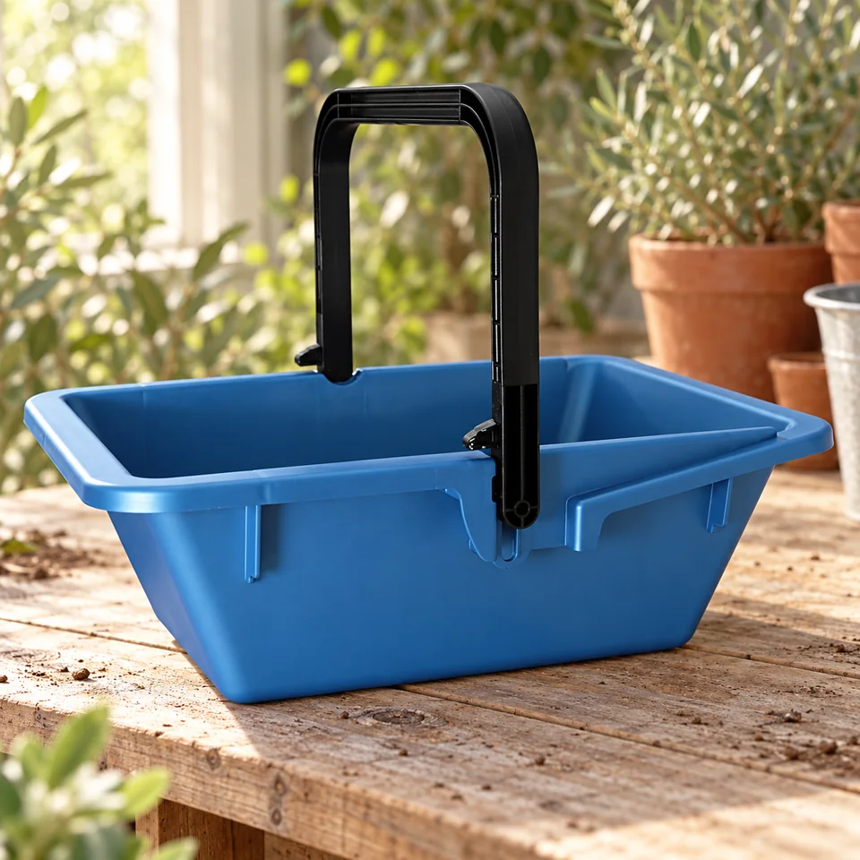 panier de récolte rectangulaire seize litres de Bouchonnerie Jocondienne, mise en situation au jardin