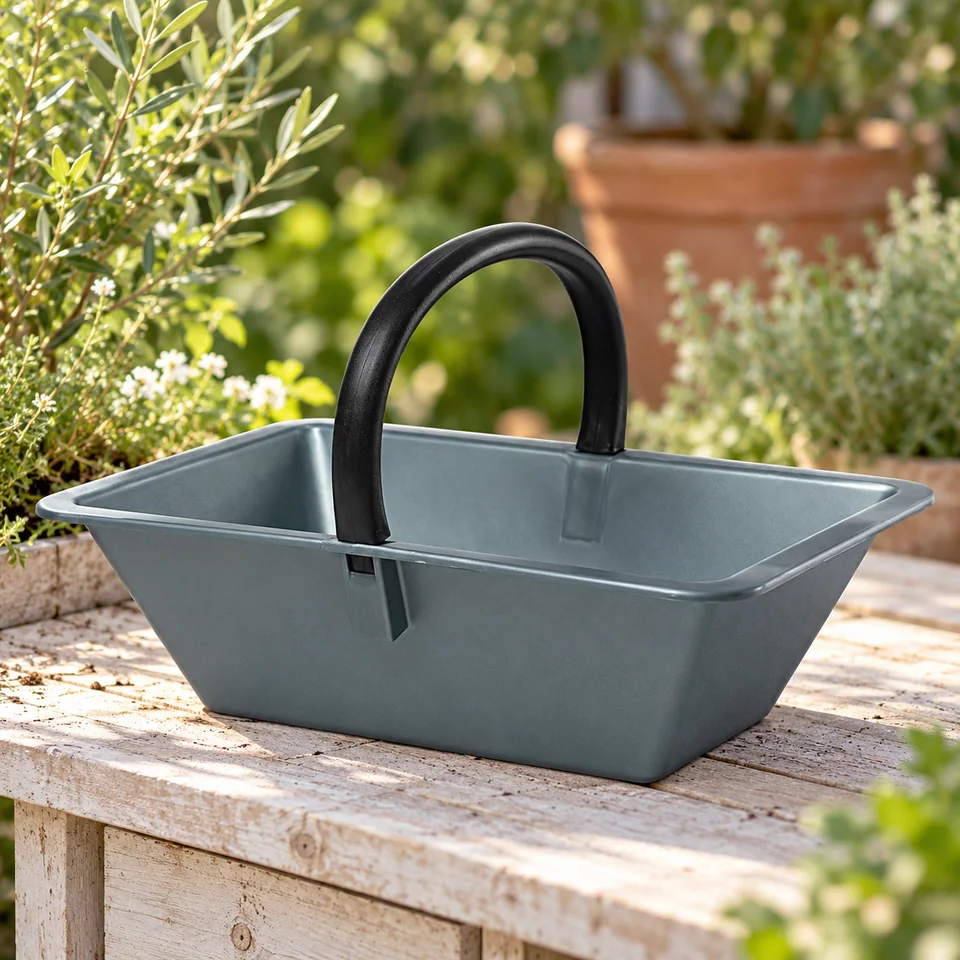 panier de ramassage 50 cm de EDA, mise en situation au jardin
