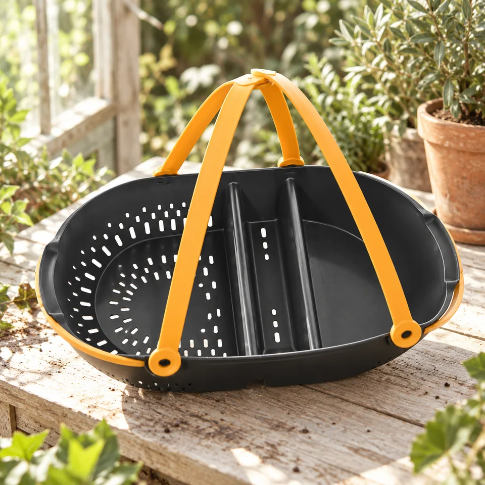 panier de récolte Plus de Fiskars, mise en situation au jardin