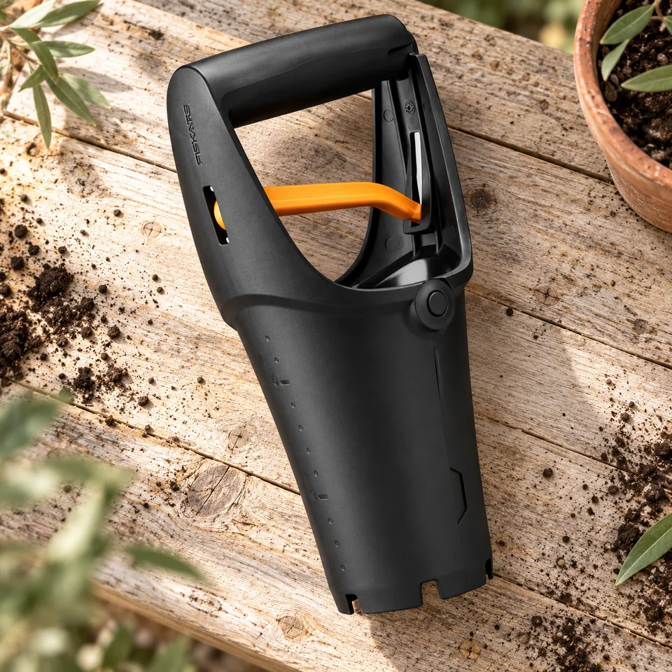 plantoir à bulbes Solid 24 cm de Fiskars, mise en situation au jardin