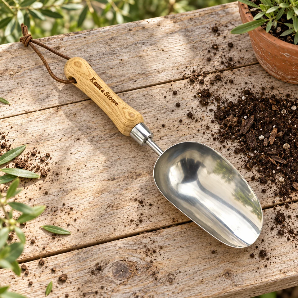 pelle à terreau inox 33 cm de Kent & Stowe, mise en situation au jardin