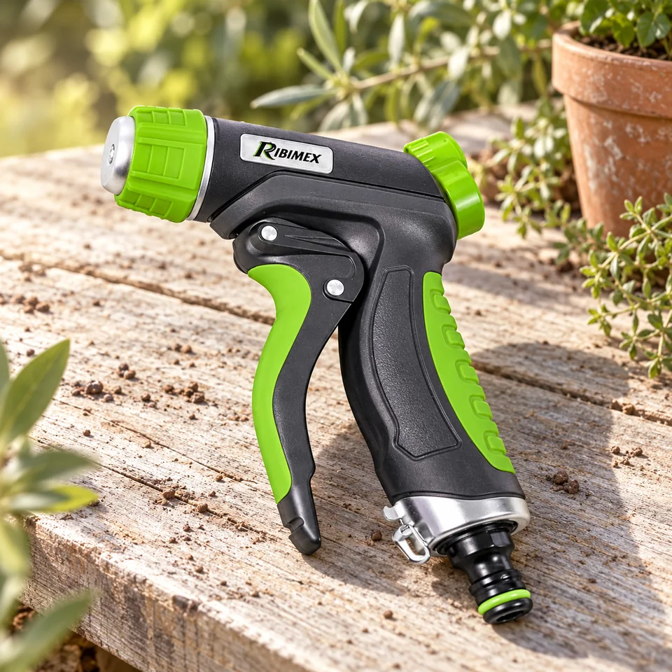 pistolet à jet réglable PRA/TB.1320 de RIBIMEX, mise en situation au jardin