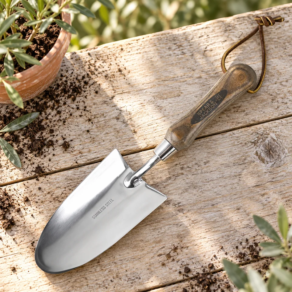 transplantoir compact inox 5030TR de Spear & Jackson, mise en situation au jardin