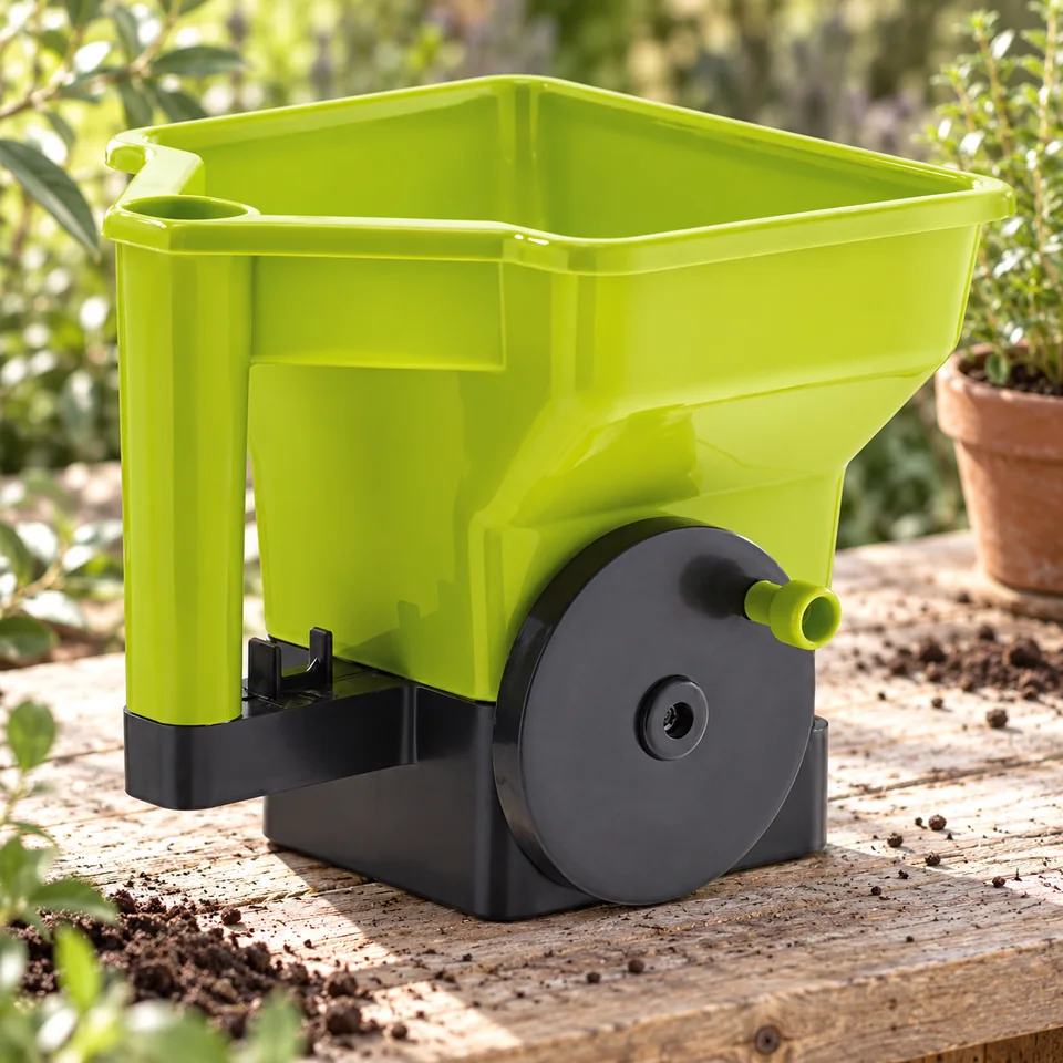 semoir à manivelle trois litres de Vilmorin, mise en situation au jardin