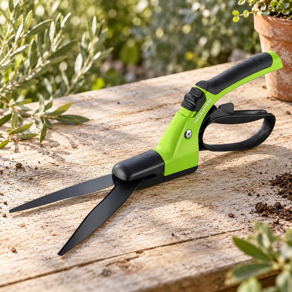 cisaille à gazon rotative seize positions de WORKPRO, mise en situation au jardin